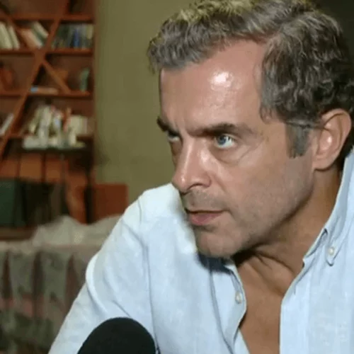 Κωνσταντίνος Μαρκουλάκης | Μιλά για όλα! Το «Λόγω Τιμής», η ηλικία του & η ευτυχία που άργησε να έρθει στη ζωή του