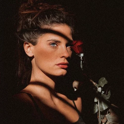 Χριστίνα Μπόμπα | Τι φόρεσε στον γάμο του αδερφού του Σάκη Τανιμανίδη;