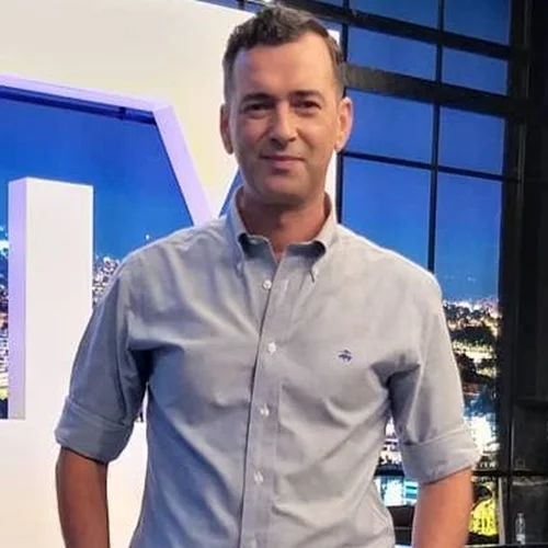 Άγγελος Μπράτης | «Έφυγα από την Αθήνα γιατί είμαι ερωτικός μετανάστης»