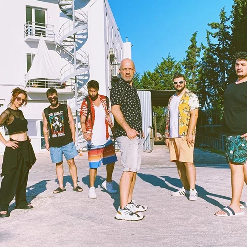 Νίκος Μουτσινάς | Δες τις πρώτες εικόνες από τη φωτογράφιση & το τρέιλερ για το «Καλό Μεσημεράκι»