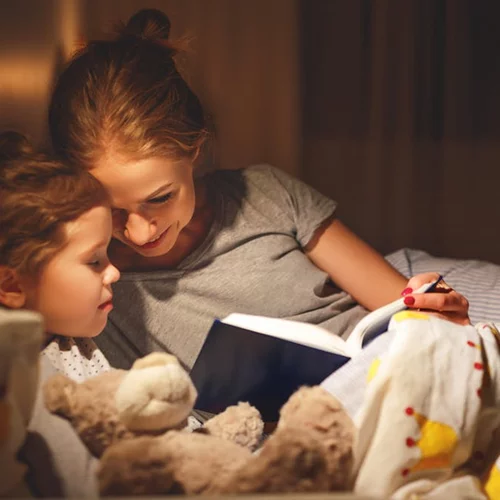 Μπορεί τα παιδιά μου να μεγάλωσαν λίγο, αλλά εγώ ακόμα ξαπλώνω πλάι τους τα βράδια