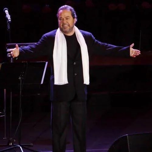 Γιάννης Πάριος | Είναι αυτή η ξανθιά καλλονή η νέα του σύντροφος;