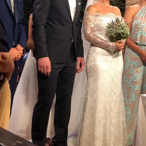 Ελληνίδα τραγουδίστρια παντρεύτηκε τον αγαπημένο της | Το ρομαντικό της νυφικό