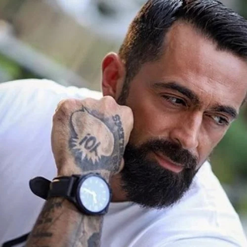 ΒΟ | Είναι ερωτευμένος με εντυπωσιακή τραγουδίστρια!