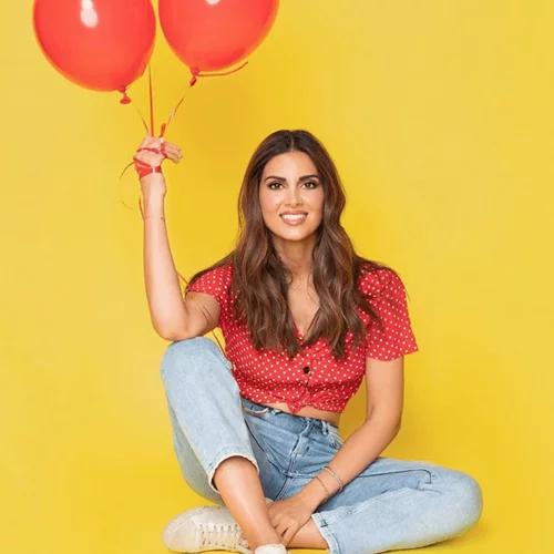 Η Σταματίνα Τσιμτσιλή φόρεσε το τέλειο φόρεμα για να πας προσκεκλημένη σε φθινοπωρινό γάμο