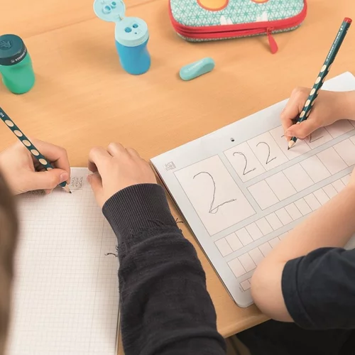 Το μυστικό για να μη δείτε ποτέ την παρατήρηση, «κάνε καλύτερα γράμματα», στο σχολικό τετράδιο!