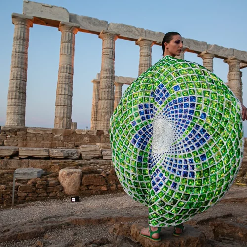 H Mary Katrantzou παρουσίασε ένα υπερθέαμα μόδας στο Ναό του Ποσειδώνα