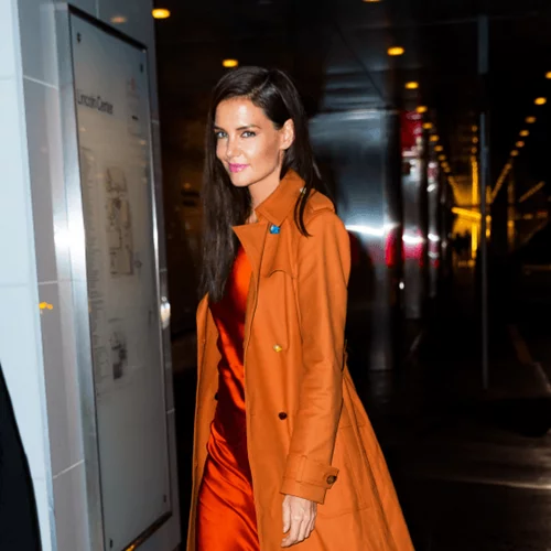 Φοριέται πέδιλο με καλσόν; | H Katie Holmes απαντάει με τον πιο fashionable τρόπο