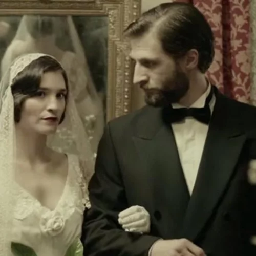 Πηνελόπη Τσιλικά | Η πρωταγωνίστρια της «Μικράς Αγγλίας» σε σπάνια εμφάνιση με γοητευτικό συνοδό