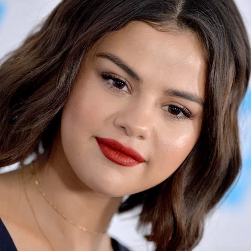 Καταλήξαμε! Αυτά είναι τα 4 κραγιόν που πρέπει να φοράς από σήμερα και κάθε μέρα