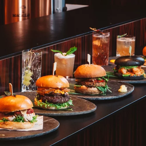 Burgers και Cocktails κάθε Πέμπτη βράδυ στο Juju Bar & Restaurant