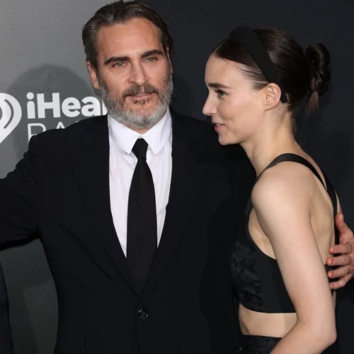 Ο Joaquin Phoenix και η Rooney Mara στην πιο viral φωτογραφία των Όσκαρ