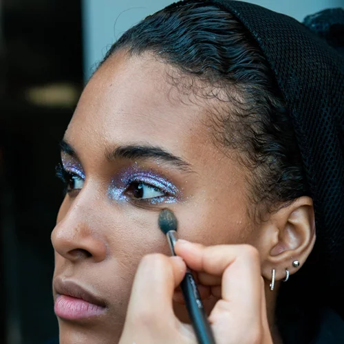 Στα παρασκήνια της προετοιμασίας των μοντέλων και λεπτομέρειες από το εντυπωσιακό μακιγιάζ