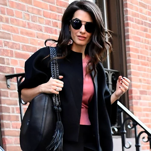 Amal Clooney | Oι πανάκριβες χειρουργικές μάσκες που πουλάει η αδερφή της προκάλεσαν αντιδράσεις