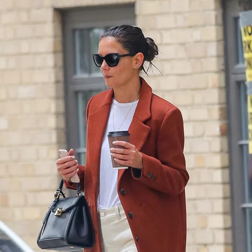Το statement παλτό της Katie Holmes είναι η επένδυση του χειμώνα