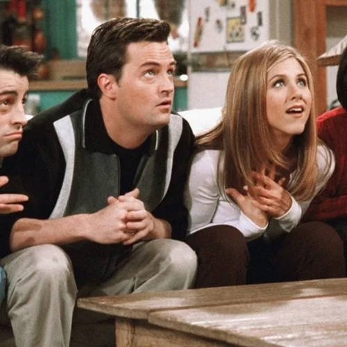 Friends | Βρήκαμε τα απόλυτα '90s κραγιόν που φορούσαν η Rachel και η Monica