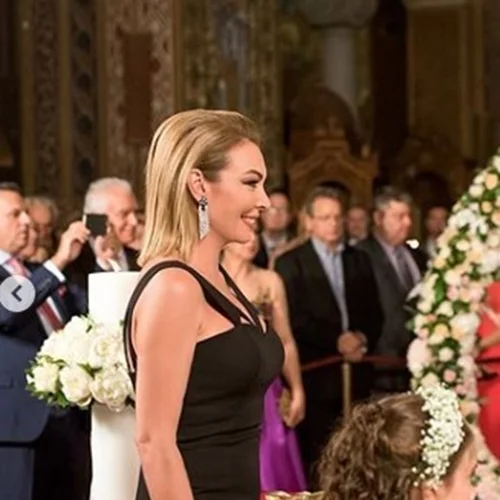 Τατιάνα Στεφανίδου | Έγινε κουμπάρα! Η εντυπωσιακή της εμφάνιση και οι λεπτομέρειες του look