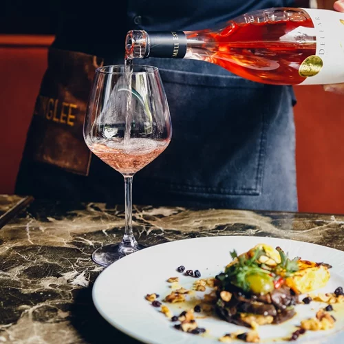 Πού θα απολαύσεις ελληνικές γεύσεις με τη συνοδεία εκλεκτών κρασιών