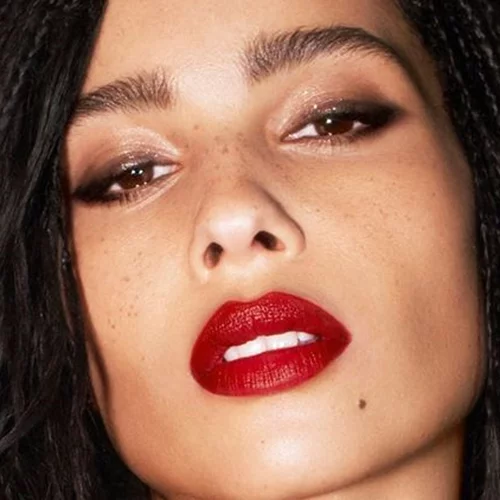 Τα κραγιόν που δεν λείπουν ποτέ από το νεσεσέρ της Zoë Kravitz