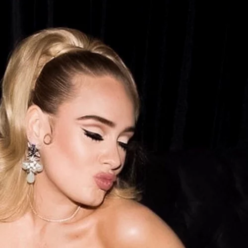 H Adele φόρεσε ξανά το ίδιο φόρεμα από την ιστορική της συναυλία στο Glastonbury και είναι πραγματικά αγνώριστη