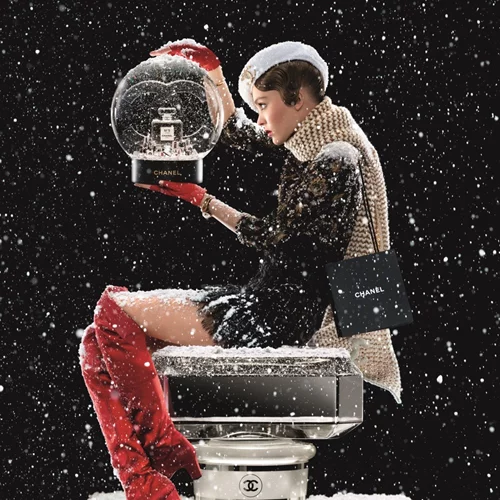 O οίκος Chanel μάς ταξιδεύει στο πιο παραμυθένιο χριστουγεννιάτικο παραμύθι