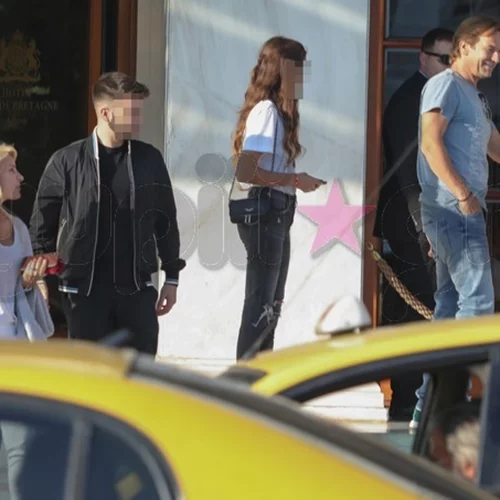 Ελένη Μενεγάκη | Τα στιγμιότυπα από τη δημόσια εμφάνιση με τον Μάκη και τα παιδιά της στο κέντρο της Αθήνας!