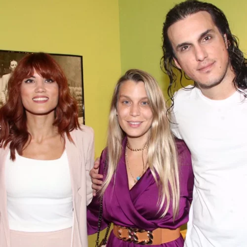 Μαίρη Συνατσάκη | Στο θέατρο για να δει τον σύντροφό της, Αιμιλιανό Σταματάκη - Δες τις φόρεσε