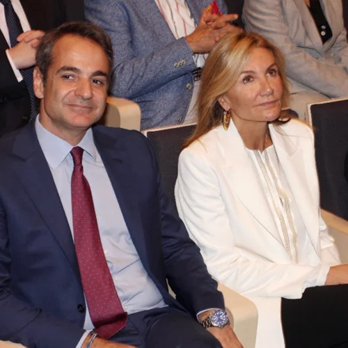 Μαρέβα Μητσοτάκη | Κομψή εμφάνιση στο πλευρό του πρωθυπουργού στα εγκαίνια του Μουσείου Γουλανδρή