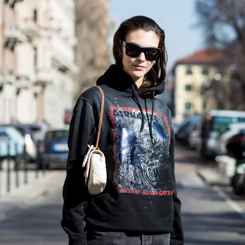 To κομμάτι της street κουλτούρας που έγινε must have κάθε ενημερωμένης γκαρνταρόμπας και πλέον κυκλοφορεί σε Zara, Μango και H&M