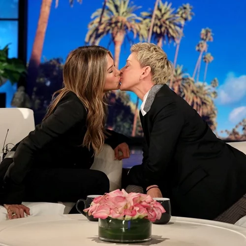 Η Jennifer Aniston και η Ellen DeGeneres αντάλλαξαν ένα φιλί on air