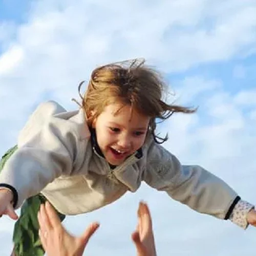Τι είναι τα παιχνίδια εμπιστοσύνης και πώς μπορείς να τα παίξεις με το παιδί σου