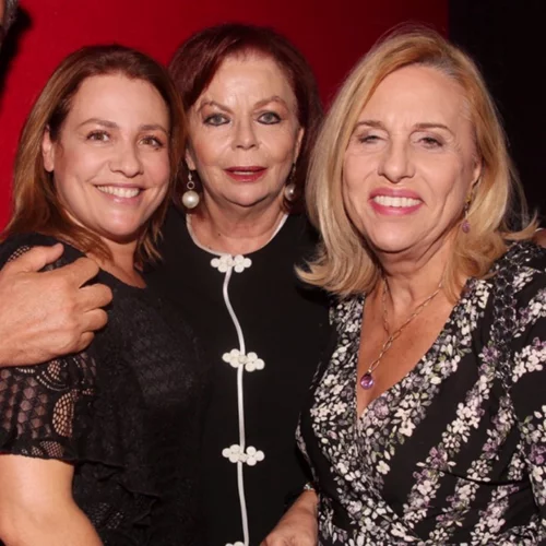 Μαριάννα Τουμασάτου | Με τον αδερφό της στο πλευρό της στη θεατρική της πρεμιέρα (pic)