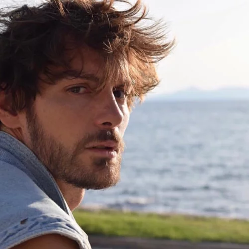 Φωτογραφίες του Κωνσταντή από τις «Άγριες Μέλισσες» και η ξανθιά κυρία της τηλεόρασης με την οποία υπήρξαν φήμες πως είναι ζευγάρι