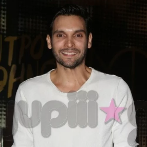 Ιωάννης Αθανασόπουλος | Με ποιους διάσημους φίλους του νυχτοπερπάτησε ο Γιάννος από τις «Άγριες Μέλισσες»;