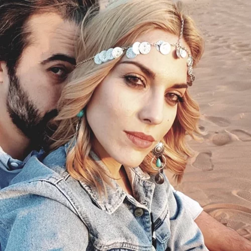 Μαντώ Γαστεράτου | Ποζάρει μπροστά από το χριστουγεννιάτικο δέντρο λίγο πριν γεννήσει