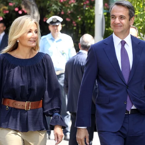 Κυριάκος και Μαρέβα Μητσότάκη | Φωτογραφίζονται με τους “υπερήφανους Έλληνες πολίτες”, Tom Hanks και Rita Wilson