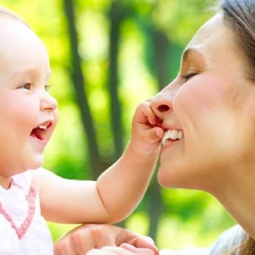 Τα μωρά μας χαμογελούν για να τους χαμογελάσουμε κι εμείς