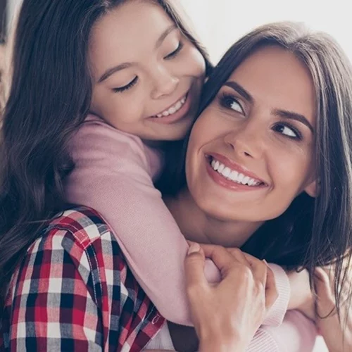 Το παιδί κολλάει πάνω μας όχι για να γεμίσει εκείνο, αλλά για να μας δείξει την αγάπη του