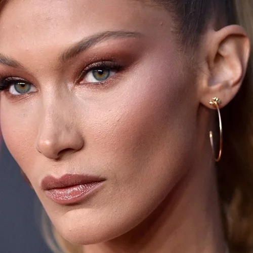 Η Bella Hadid είναι αγνώριστη με μία gothic περούκα κατά τη διάρκεια της Εβδομάδας Μόδας του Παρισιού