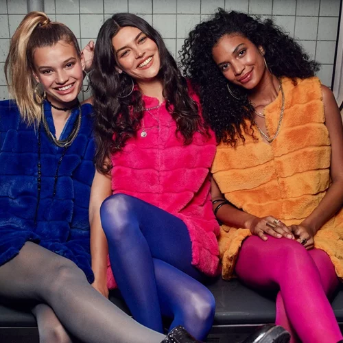 Festive looks | Πώς να φορέσεις pop χρώματα, στρας και παγιέτες με στυλ