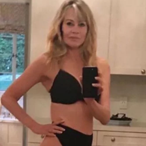 Melanie Griffith | Φωτογραφίζεται με εσώρουχα και ψηλοτάκουνα στα 62 της χρόνια (pic)