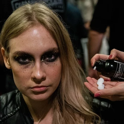 Μάθαμε το μυστικό των hairstylists στην Εβδομάδα Μόδας της Νέας Υόρκης για τέλεια μαλλιά και είναι πιο απλό απ' ό,τι νομίζεις