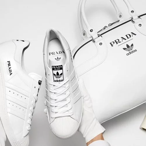 Μία πρώτη ματιά στην πολυαναμενόμενη συνεργασία Prada x adidas