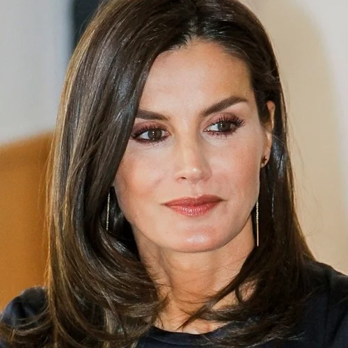 Η βασίλισσα Letizia έκοψε τα μαλλιά της και απέδειξε για μια ακόμα φορά ότι είναι η πιο κομψή γαλαζοαίματη