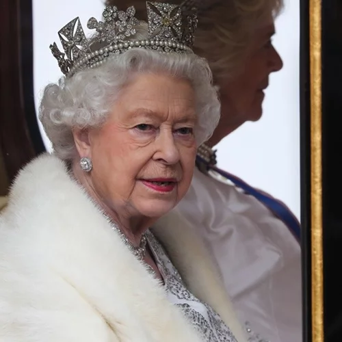 Η βασίλισσα Ελισάβετ ζυγίζει τους καλεσμένους της κατά τη διάρκεια του χριστουγεννιάτικου ρεβεγιόν