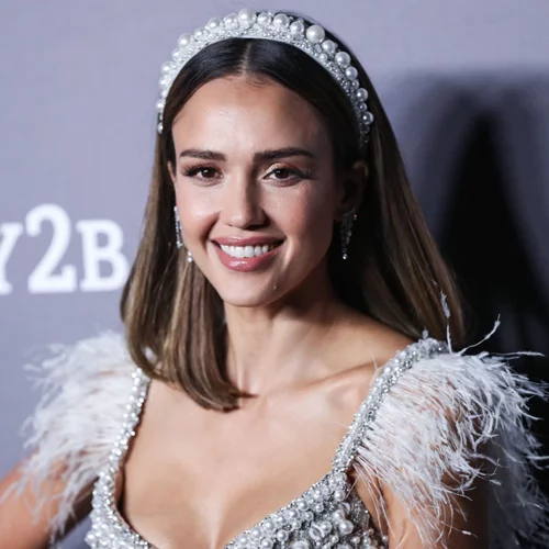 Jessica Alba | Το αξεσουάρ που απογείωσε την εμφάνισή της είναι το must του φθινοπώρου