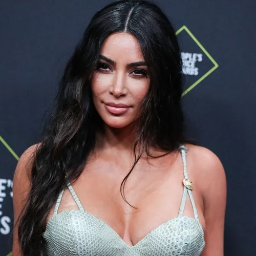 Kim Kardashian | H σκληρή της μάχη να φορέσει ένα vinyl κολάν θα σου φτιάξει τη διάθεση
