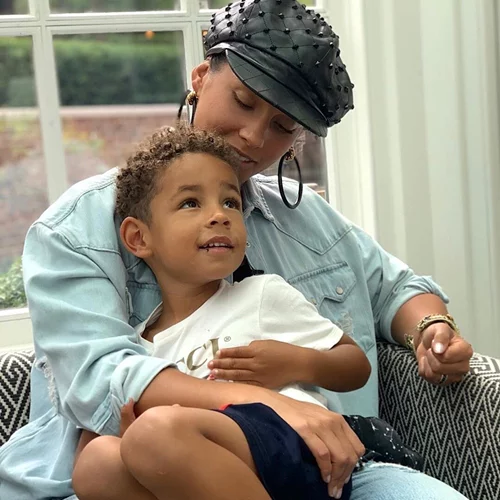 Η Alicia Keys απάντησε για τα βαμμένα νύχια του 4χρονου γιου της
