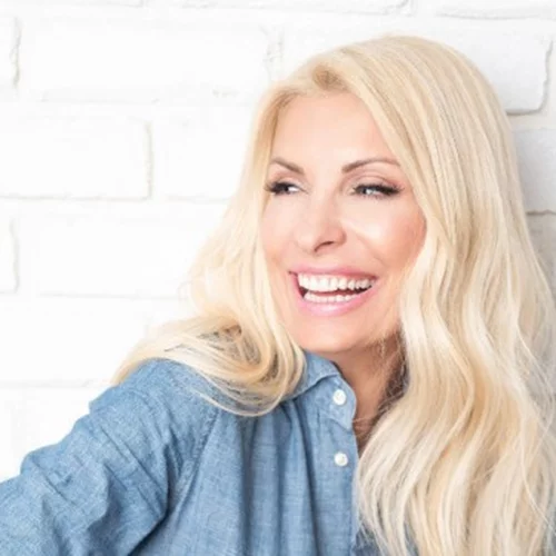 Midi φόρεμα και μπότες | Η χειμερινή στιλιστική εμμονή της Ελένης Μενεγάκη