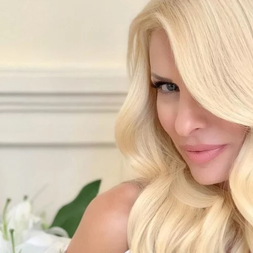 Μάθαμε το μυστικό πίσω από τα λαμπερά ξανθά μαλλιά της Ελένης Μενεγάκη